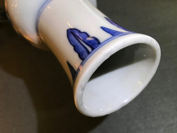 Een Chinese blauwwitte knobbelvaas met floraal decor, Transitie periode