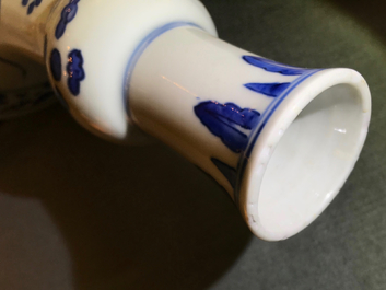 Een Chinese blauwwitte knobbelvaas met floraal decor, Transitie periode