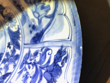 Un plat en porcelaine de Chine bleu et blanc &agrave; d&eacute;cor de figures dans un paysage, &eacute;poque Transition