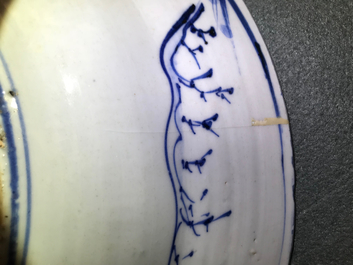 Un plat en porcelaine de Chine bleu et blanc &agrave; d&eacute;cor de figures dans un paysage, &eacute;poque Transition