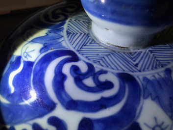 Een grote Chinese blauwwitte dekselvaas met landschapspanelen, Kangxi