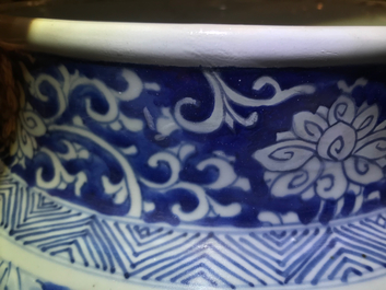 Een grote Chinese blauwwitte dekselvaas met landschapspanelen, Kangxi