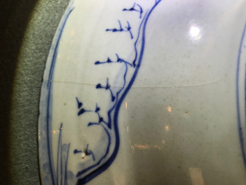 Un plat en porcelaine de Chine bleu et blanc &agrave; d&eacute;cor de figures dans un paysage, &eacute;poque Transition