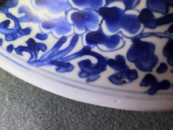 Een grote Chinese blauwwitte dekselvaas met landschapspanelen, Kangxi