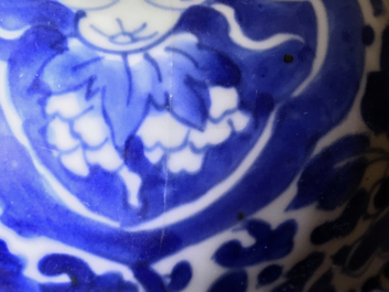 Een grote Chinese blauwwitte dekselvaas met landschapspanelen, Kangxi