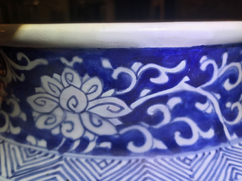 Een grote Chinese blauwwitte dekselvaas met landschapspanelen, Kangxi