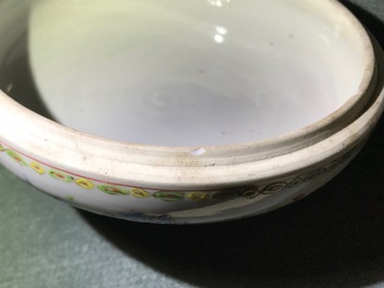 Een Chinese famille rose 'Pompadour' dekselkom, Qianlong, ca. 1745