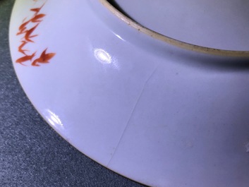 A Chinese famille rose yellow-ground sgraffiato plate, 18/19th C.