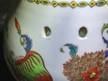 Een paar Chinese famille rose 'Pompadour' geurpotten, Qianlong, ca. 1745