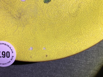 A Chinese famille rose yellow-ground sgraffiato plate, 18/19th C.