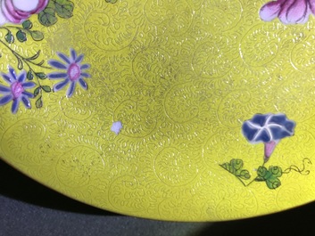 A Chinese famille rose yellow-ground sgraffiato plate, 18/19th C.