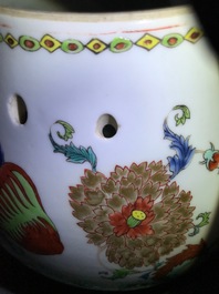 Een paar Chinese famille rose 'Pompadour' geurpotten, Qianlong, ca. 1745