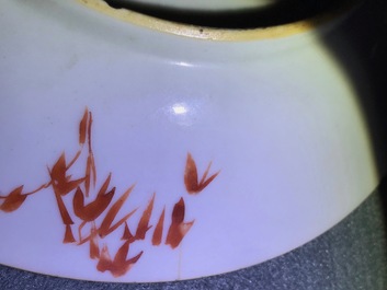 A Chinese famille rose yellow-ground sgraffiato plate, 18/19th C.