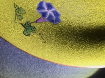 A Chinese famille rose yellow-ground sgraffiato plate, 18/19th C.