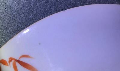 A Chinese famille rose yellow-ground sgraffiato plate, 18/19th C.