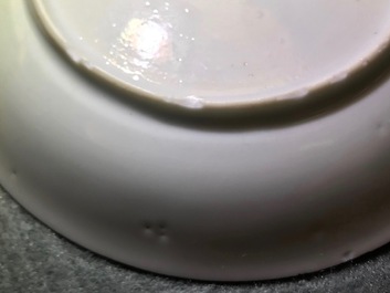 Een paar Chinese famille rose bianco sopra bianco koppen en schotels, Qianlong