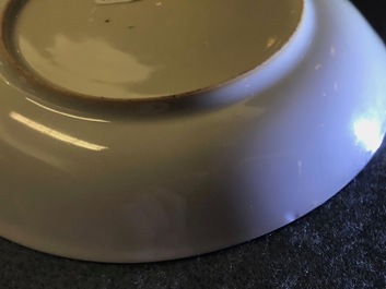 Une paire de tasses et soucoupes en porcelaine de Chine famille rose, Yongzheng