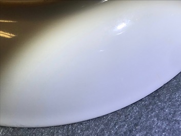 Une paire de tasses et soucoupes en porcelaine de Chine famille rose, Yongzheng