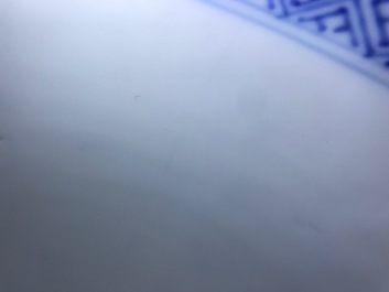 Un bol en porcelaine de Chine bleu et blanc &agrave; d&eacute;cor autour, Kangxi