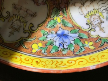A Chinese Bencharong-style bowl and cover for the Thai market, 19th C.