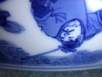 Un bol en porcelaine de Chine bleu et blanc &agrave; d&eacute;cor autour, Kangxi