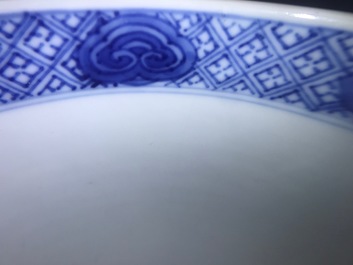 Un bol en porcelaine de Chine bleu et blanc &agrave; d&eacute;cor autour, Kangxi