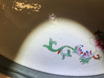 Een Chinese famille rose dekselvaas en een millefleurs schotel, 19/20e eeuw