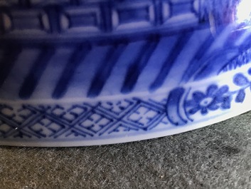 A Chinese blue and white bowl with figurative design all around, Kangxi/Yongzheng
