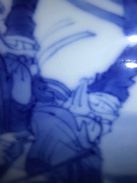 Un bol en porcelaine de Chine bleu et blanc &agrave; d&eacute;cor autour, Kangxi