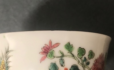 Une paire de tasses et soucoupes en porcelaine de Chine famille rose, Yongzheng