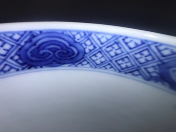 Un bol en porcelaine de Chine bleu et blanc &agrave; d&eacute;cor autour, Kangxi