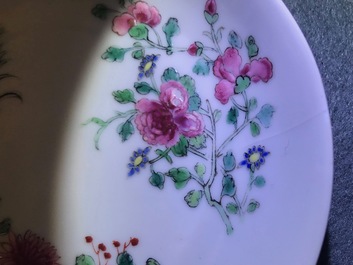 Une paire de tasses et soucoupes en porcelaine de Chine famille rose, Yongzheng