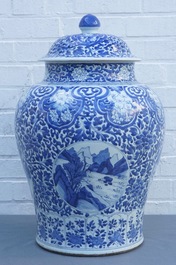 Een grote Chinese blauwwitte dekselvaas met landschapspanelen, Kangxi