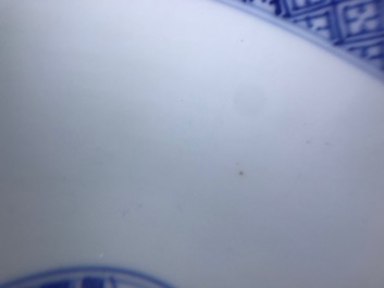 Un bol en porcelaine de Chine bleu et blanc &agrave; d&eacute;cor autour, Kangxi