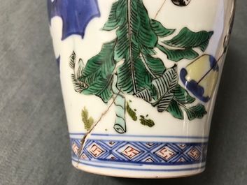 Un pot &agrave; pinceaux en porcelaine de Chine Wucai, &eacute;poque Transition