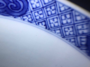 Un bol en porcelaine de Chine bleu et blanc &agrave; d&eacute;cor autour, Kangxi
