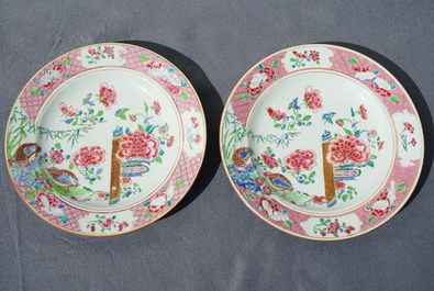 Een paar Chinese famille rose schotels met kwartels en bloemen, Yongzheng/Qianlong