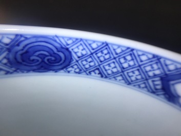 Un bol en porcelaine de Chine bleu et blanc &agrave; d&eacute;cor autour, Kangxi