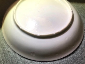 Een paar Chinese famille rose bianco sopra bianco koppen en schotels, Qianlong