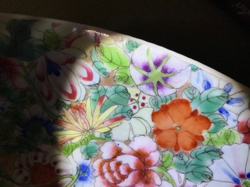 Een Chinese famille rose dekselvaas en een millefleurs schotel, 19/20e eeuw