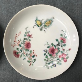 Une paire de tasses et soucoupes en porcelaine de Chine famille rose, Yongzheng