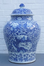 Een grote Chinese blauwwitte dekselvaas met landschapspanelen, Kangxi