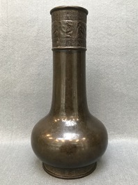 Un vase de forme bouteille en bronze &agrave; d&eacute;cor appliqu&eacute;, Chine, Yuan
