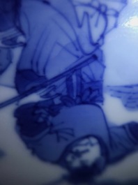 Un bol en porcelaine de Chine bleu et blanc &agrave; d&eacute;cor autour, Kangxi