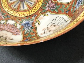 A Chinese Bencharong-style bowl and cover for the Thai market, 19th C.