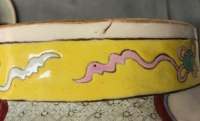 Een Chinese famille rose dekselvaas en een millefleurs schotel, 19/20e eeuw