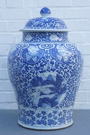 Een grote Chinese blauwwitte dekselvaas met landschapspanelen, Kangxi