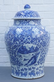 Een grote Chinese blauwwitte dekselvaas met landschapspanelen, Kangxi