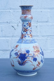 Un vase de forme bouteille en porcelaine de Chine de style Imari, Kangxi