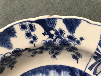 Une paire d'assiettes profondes en porcelaine de Chine bleu et blanc, Kangxi